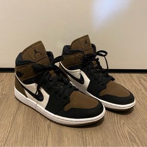 Nike Air Jordan 1 Mid SE | light olive, white, black